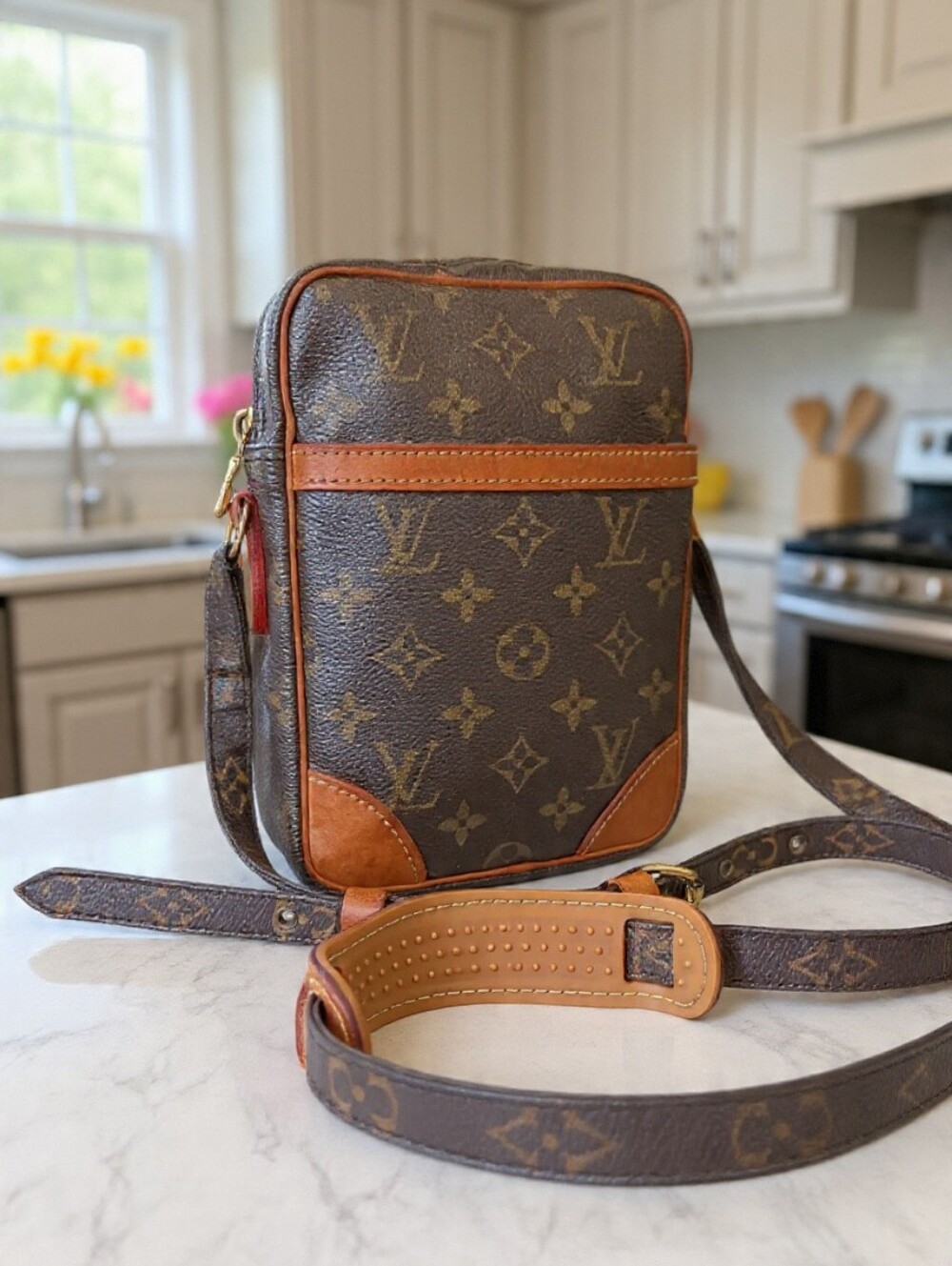 Louis Vuitton EUC ✨️Vintage 2000 Danube Monogram Crossbody Bag